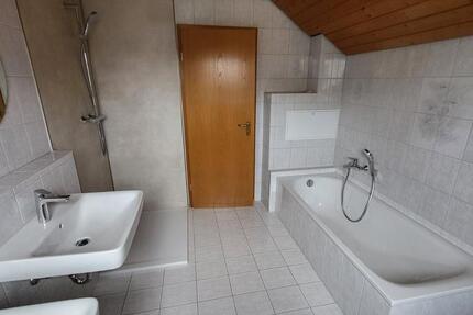 Frisch renovierte Dachgeschosswohnung mit Kaiserstuhlblick 3 zimmer