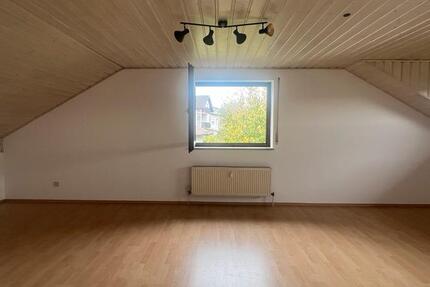 2 Zimmer Dachgeschosswohnung mit Einbauküche und Badewanne zimmer