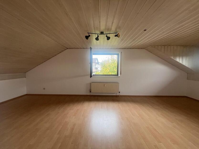 2 Zimmer Dachgeschosswohnung mit Einbauküche und Badewanne zimmer
