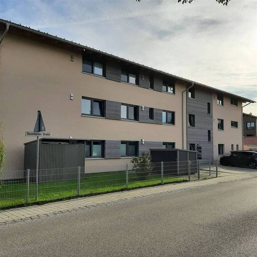Exkl. neuwertige 3 Zimmer-Wohnung mit Balkon, zwischen Rosenheim & WB (mit 2 x Tiefgarage & Top-Einbauküche)