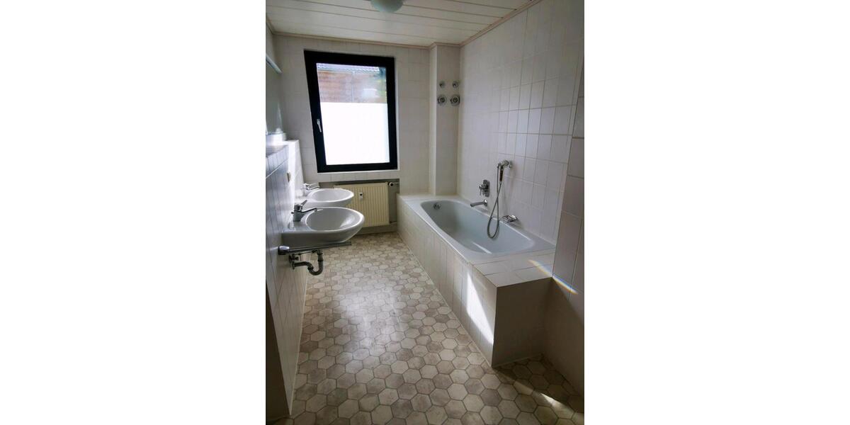 Erdgeschoßwohnung Bad Herrenalb - 3.5 Zimmer, 123 m&sup2;, 950&euro; | Angebot:25887946