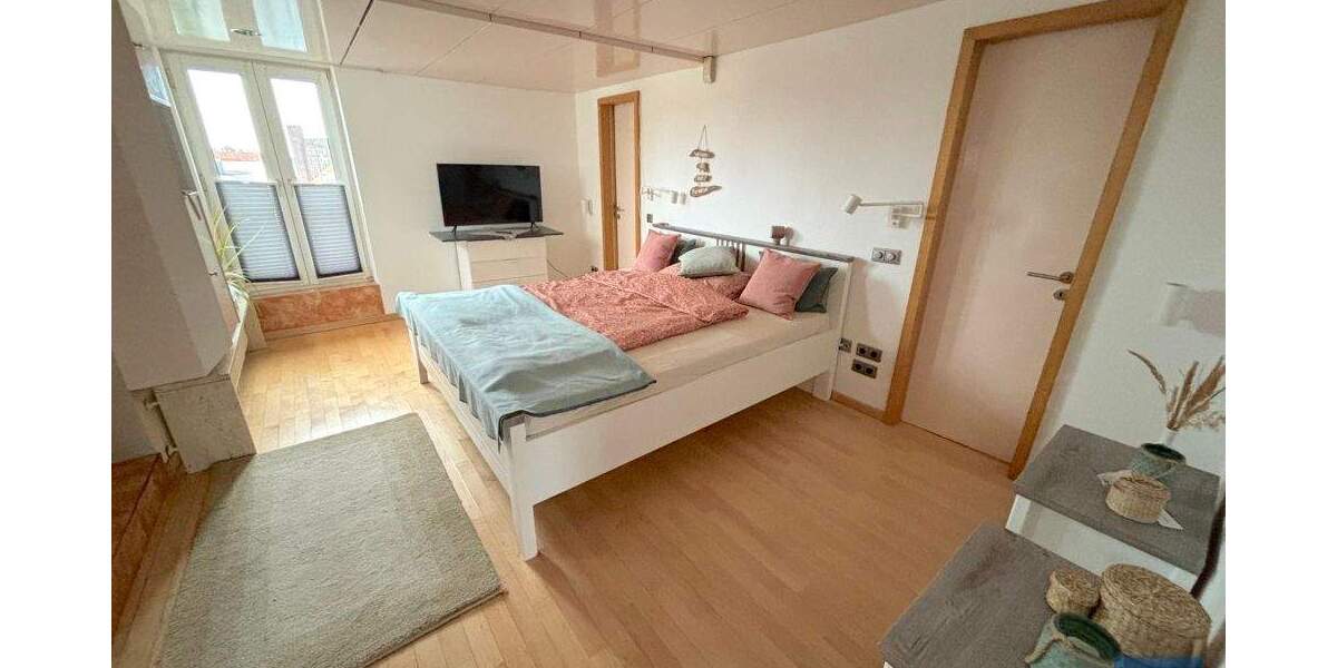 Etagenwohnung Kiel Altstadt - 3 Zimmer, 160 m&sup2;, 2.100&euro; | Angebot:23434051