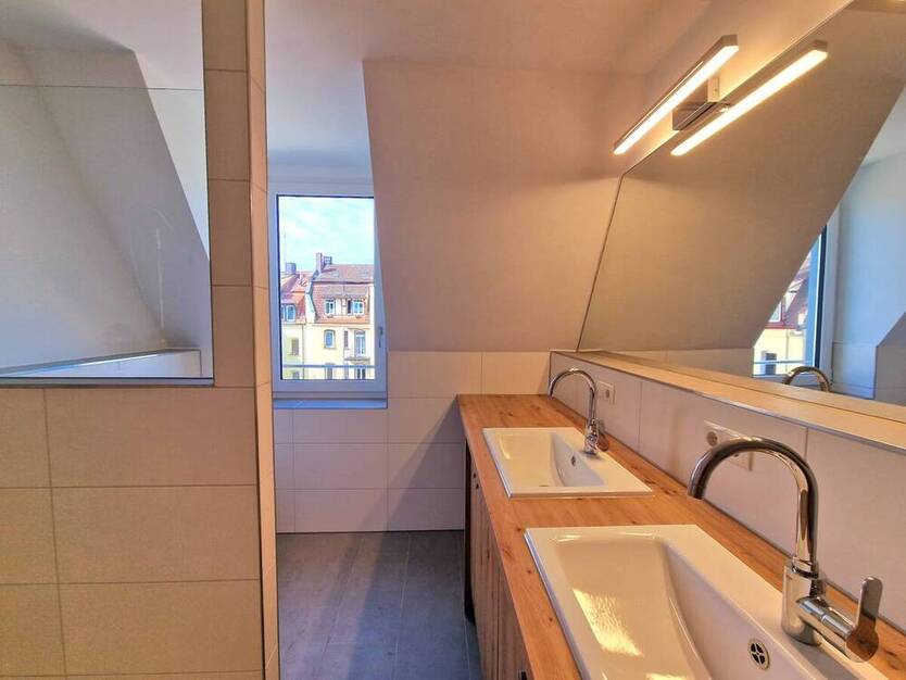 Lichtdurchflutete AltbauWohnung in Schoppershof - komplett saniert!