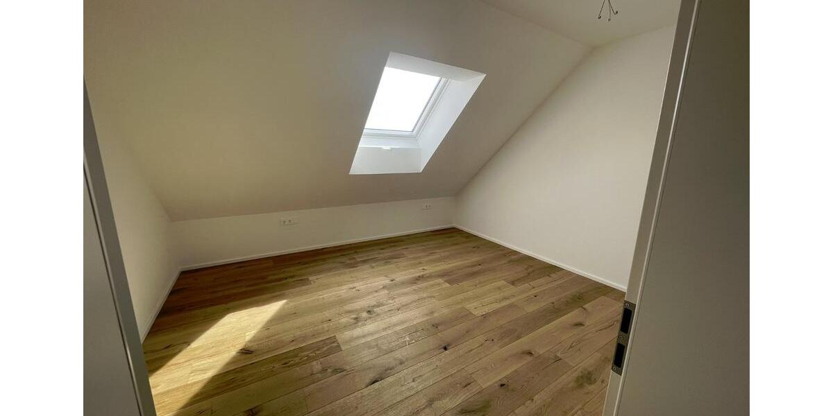 Dachgeschoßwohnung Essenbach - 4 Zimmer, 92 m&sup2;, 1.150&euro; | Angebot:26252392