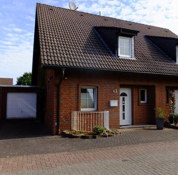 Sofort bezugsfreie schicke Doppelwohnhaushälfte nebst Garage