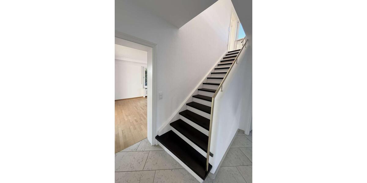 Ihr neues Zuhause in Nürtingen – Stilvoll renoviertes Einfamilienhaus mit Garten und Garagen 5.5 zimmer