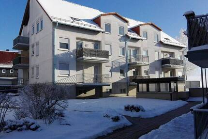 Gepflegte 2-Zimmer Wohnung im Grünen mit EBK, Balkon, Keller und TG-Stellplatz