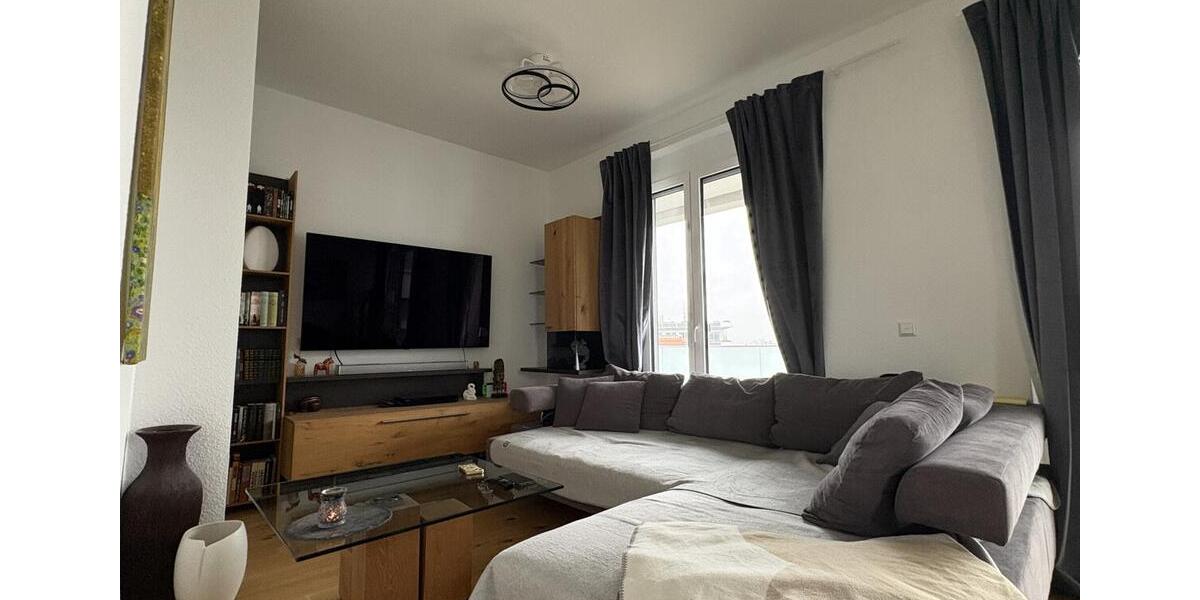 Top gelegene Penthouse-Wohnung mit Balkon und Einbauküche 3 zimmer