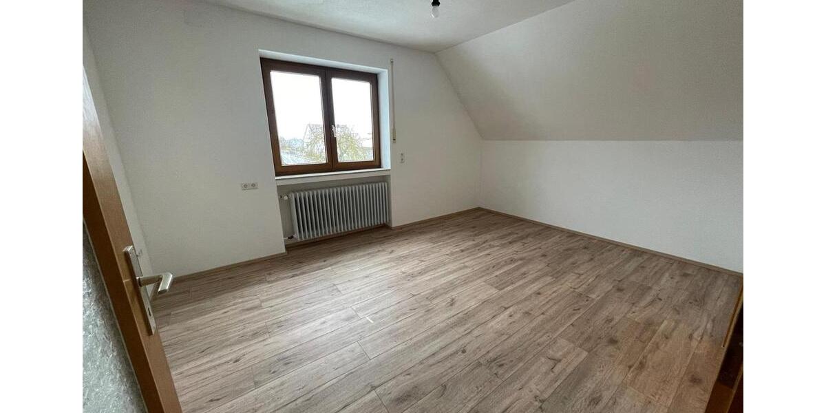 4 Zimmer Wohnung mit Kochnische, Garten u.evtl. Garage. Kaltmiete 4 zimmer