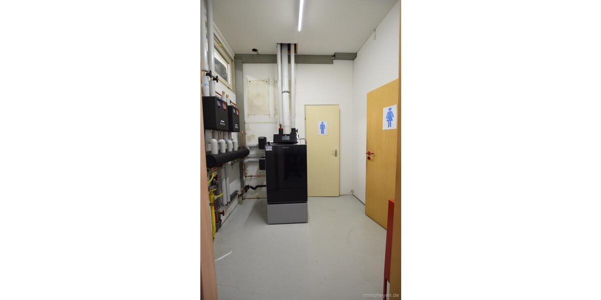 Büro-Gewerbeimmobilie, ebenerdig, vielseitig nutzbar, mit Parkflächen zimmer