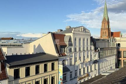 Schönes Wohnen in der City - geräumige 2,5 Zimmer + Galerie mit Ausblick über die Dächer der Stadt zimmer