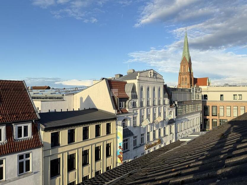 Schönes Wohnen in der City - geräumige 2,5 Zimmer + Galerie mit Ausblick über die Dächer der Stadt zimmer