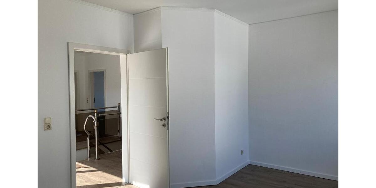 Geräumige, preiswerte 6-Zimmer-Doppelhaushälfte mit geh. Innenaus 6 zimmer