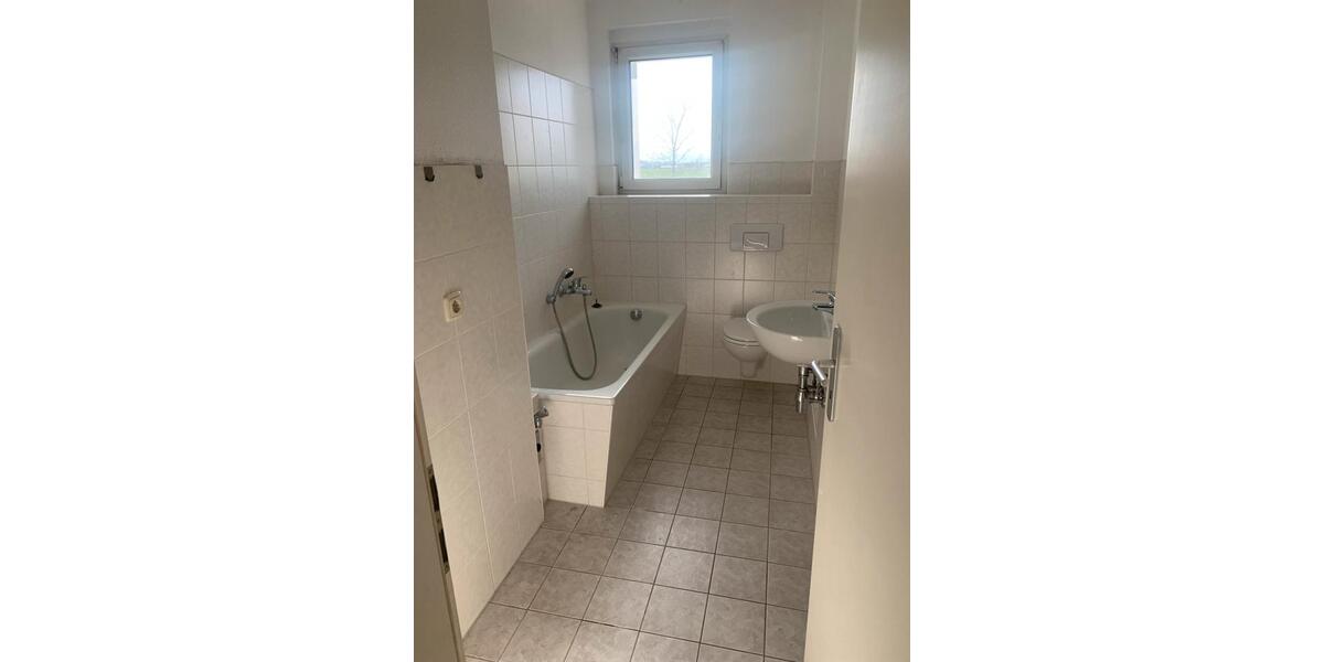 Erdgeschoßwohnung Gröditz - 3 Zimmer, 65 m&sup2;, 310&euro; | Angebot:18264373
