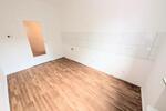 **Was will man mehr? +Balkon +frisch gestrichen +Laminat +modernes Badezimmer** zimmer