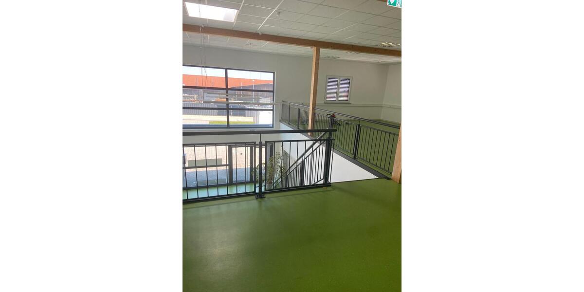 Industriehalle mit Büro, großer Freifläche, PV & Klima zimmer