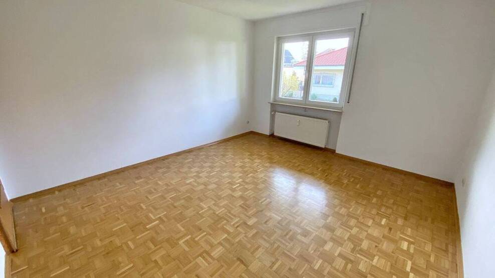 Schöne 3 ZW + EssZimmer mit 35 m² Terrasse in ruhiger Lage