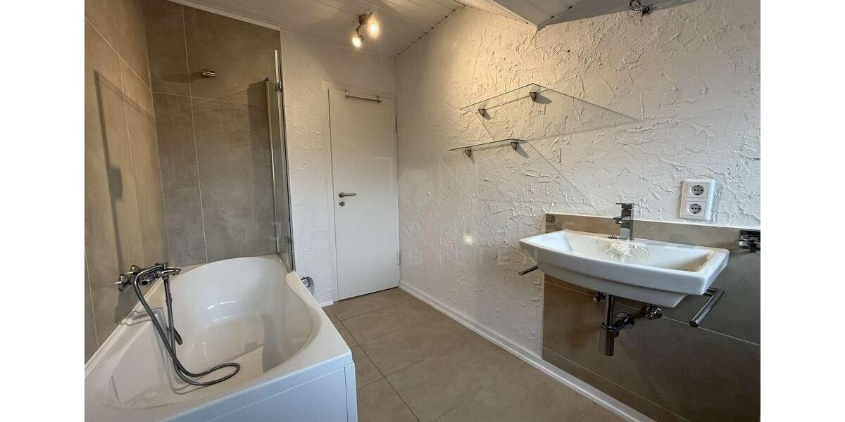 Etagenwohnung Oerlinghausen - 4 Zimmer, 120 m&sup2;, 1.200&euro; | Angebot:23246357