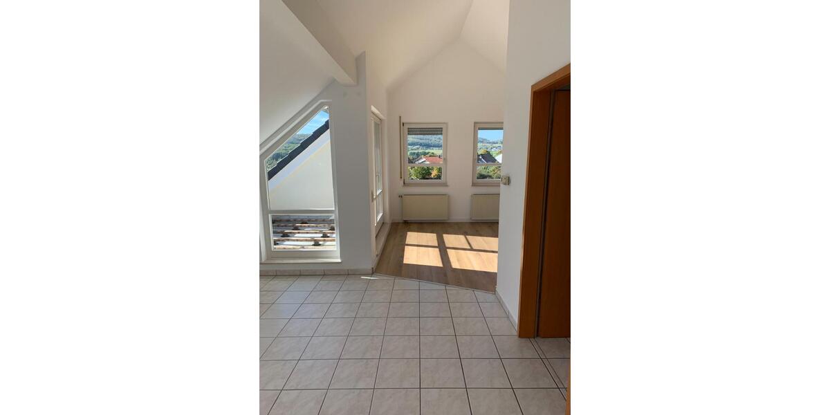 Dachgeschoßwohnung Ehringshausen - 3 Zimmer, 89 m&sup2;, 720&euro; | Angebot:25022412