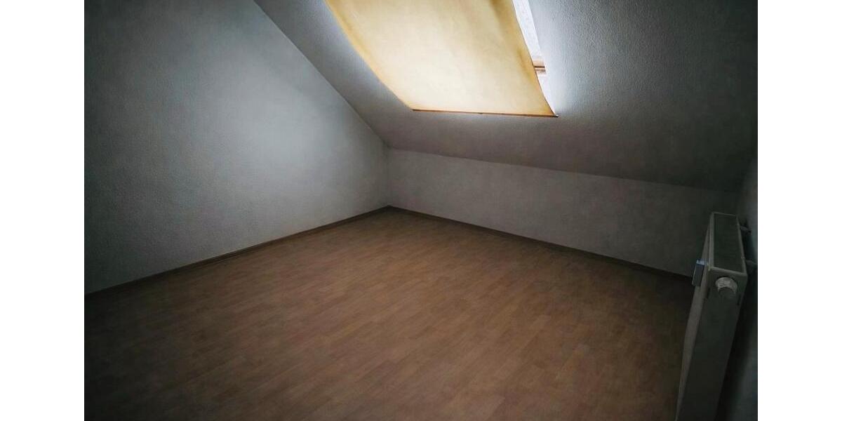 Dachgeschoßwohnung Crimmitschau - 3 Zimmer, 64 m&sup2;, 390&euro; | Angebot:24727232