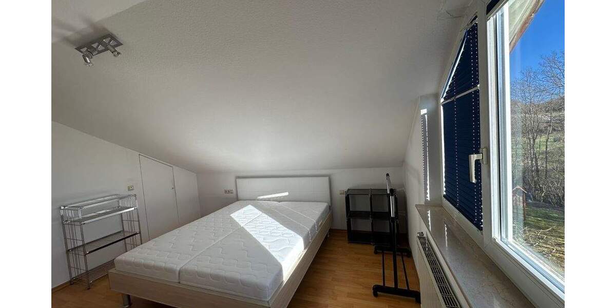 Schöne 2-Zimmer-Dachgeschoss-Wohnung mit Einbauküche 2 zimmer