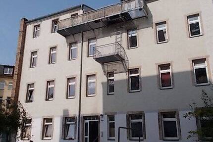 Kompakte Hinterhaus DG 2,5-Zimmer mit Einbauküche, Laminat und Wanne in uninaher Lage!
