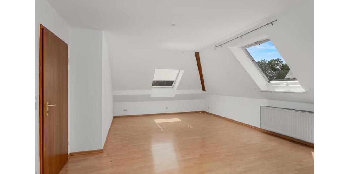 Helle Dachgeschosswohnung in ruhigem Zweifamilienhaus 2.5 zimmer