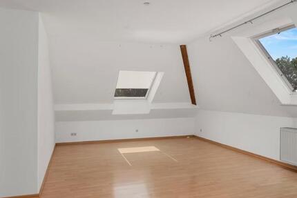 Helle Dachgeschosswohnung in ruhigem Zweifamilienhaus 3 zimmer