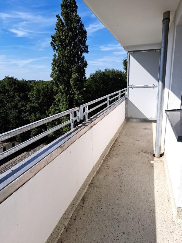 ***Große 2-Raum-Wohnung... renoviert und bezugsfertig mit Laminat und Balkon*** zimmer