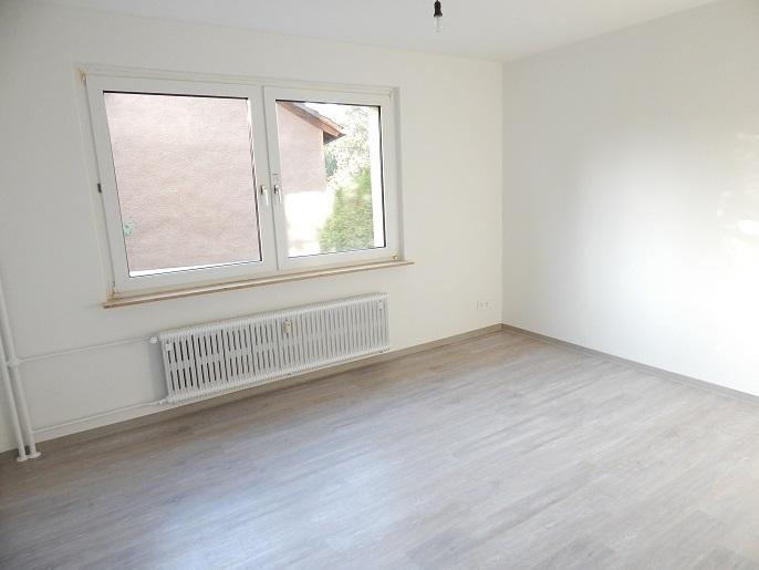 Bezugsfertig renovierte 2,5 Zi.-Wohnung mit bodentiefer Dusche zimmer