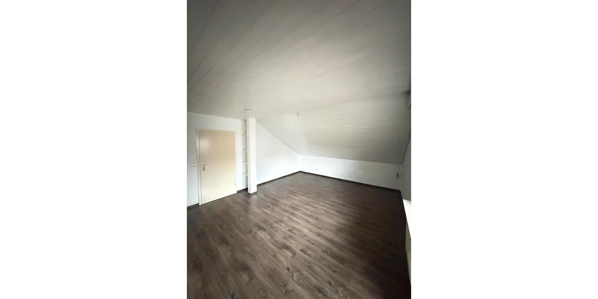 DACHGESCHOSS Wohnung m.Balkon, Keller, TopLage, GästeWC 3 zimmer