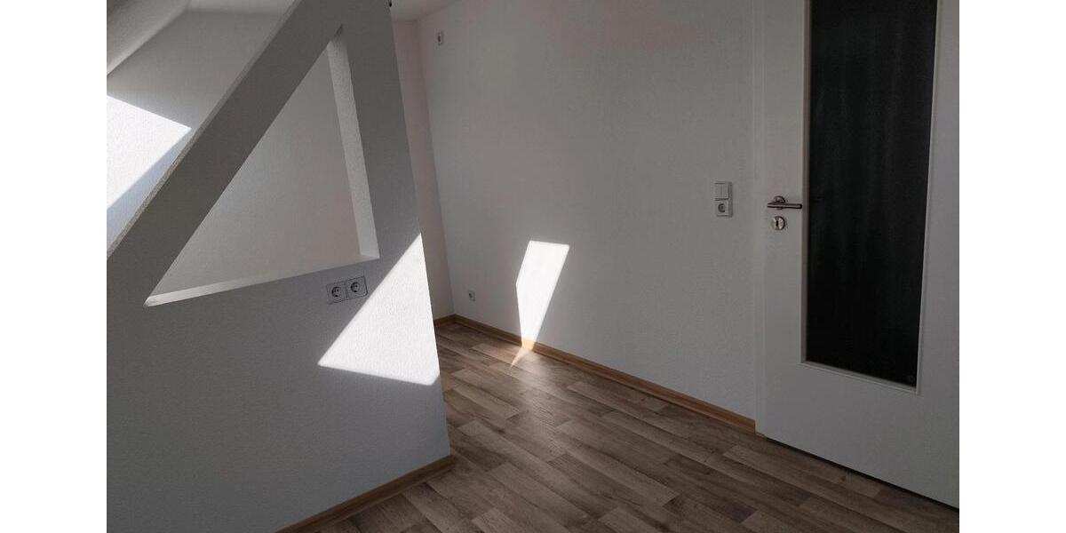 Dachgeschoßwohnung Glauchau - 3 Zimmer, 59 m&sup2;, 345&euro; | Angebot:26406541