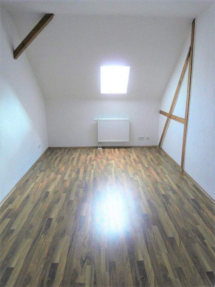 ***Hergeschaut*** Dachgeschoss mit schickem Tageslichtbad, Eckbadewanne und kleiner Dachterrasse