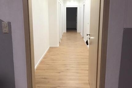 Renovierte Wohnung (Erstbezug Parterrre mit Garten und Balkon) 5 zimmer