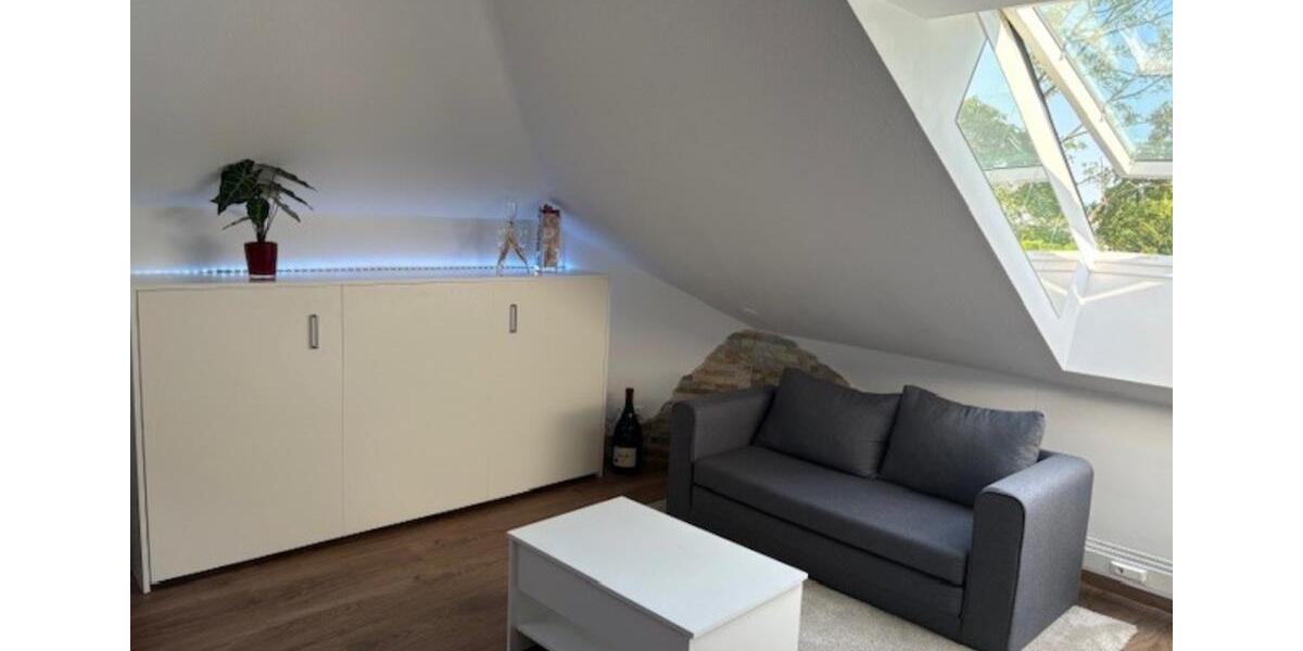 Helle, vollmöblierte DG-Wohnung in zentraler, ruhiger Lage von WI 1 zimmer