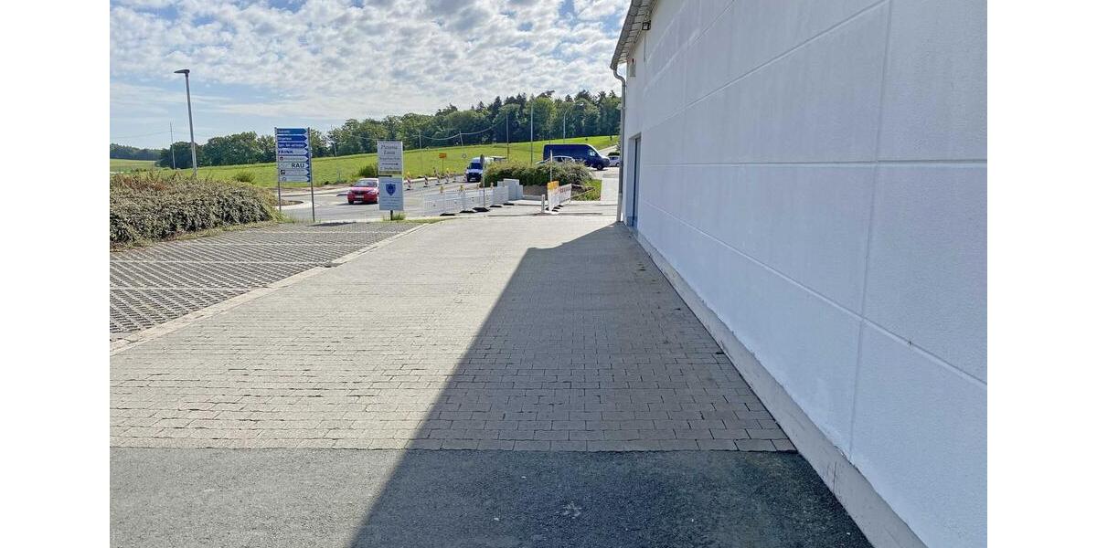 Vielseitige Gewerbehalle – ideal für Handel, Studio oder Lager zimmer