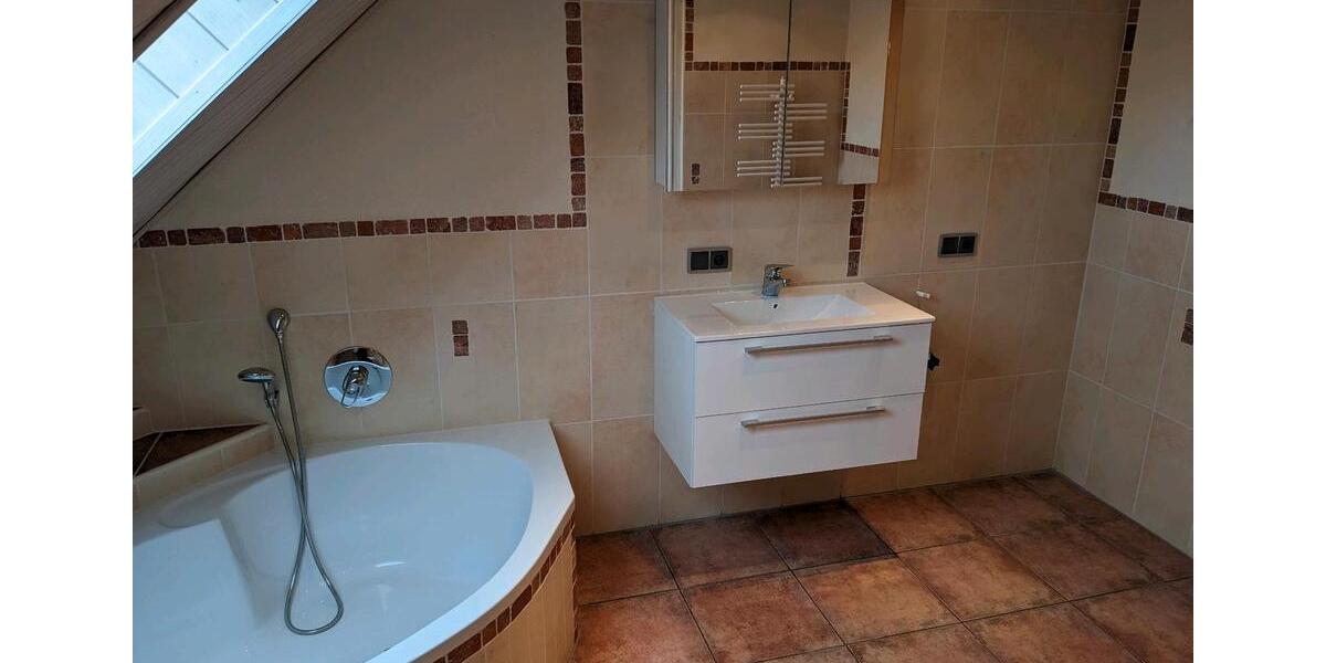 Dachgeschoßwohnung Adelshofen - 4 Zimmer, 132 m&sup2;, 910&euro; | Angebot:26537137