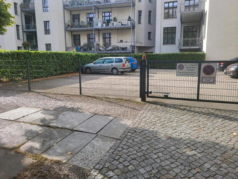 Parkplatz zu vermieten ! Mit Toreinfahrt.