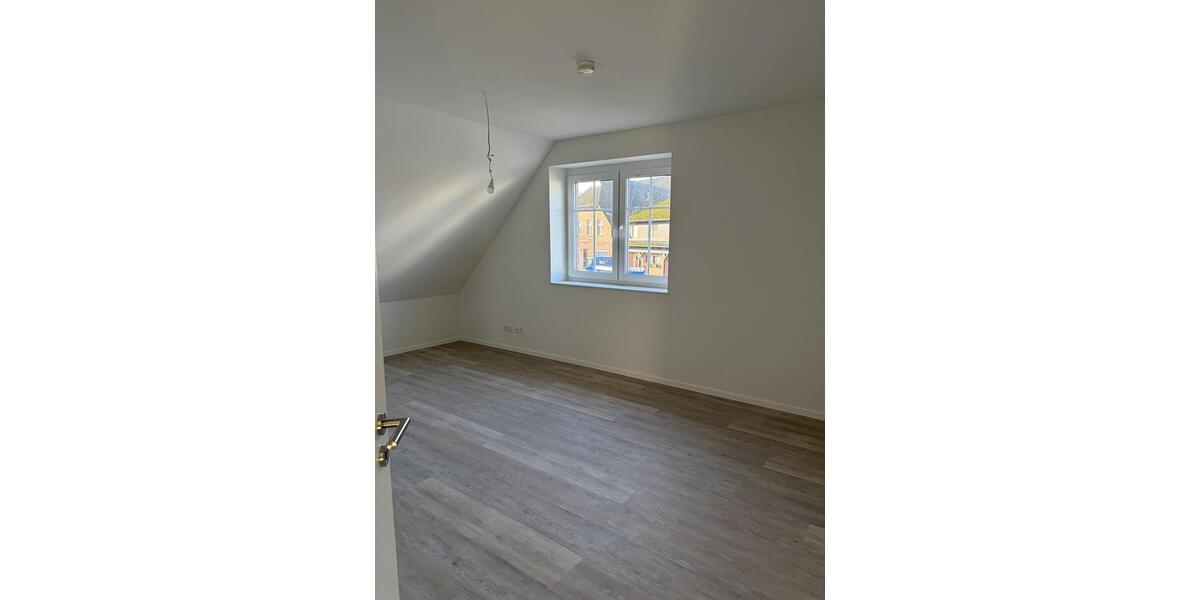 Dachgeschoßwohnung Brackel - 4 Zimmer, 95 m&sup2;, 1.470&euro; | Angebot:23766383