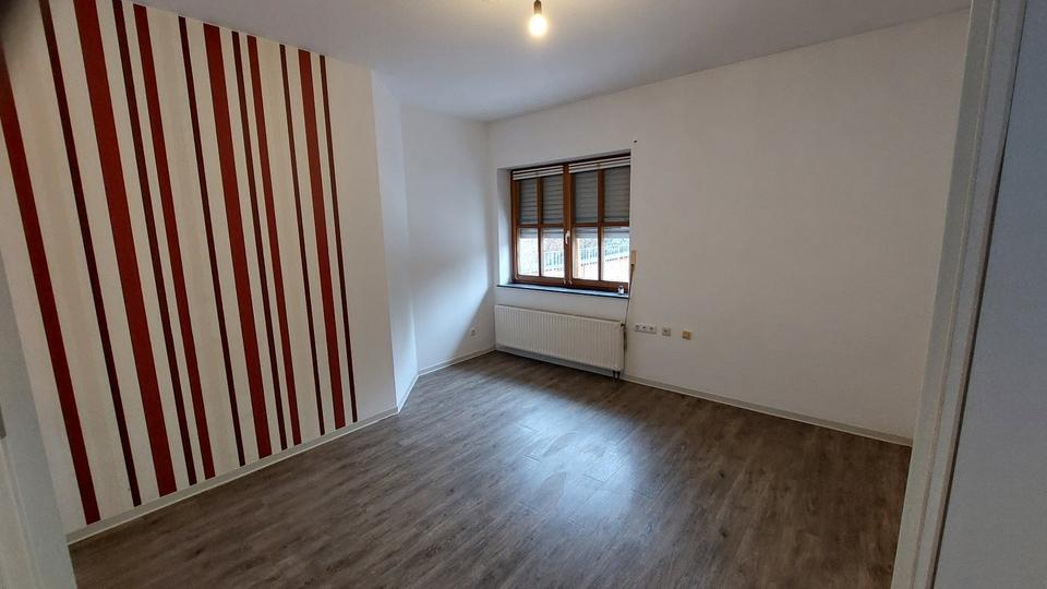 Großzügige 7-Zimmer Wohnung mit 2 Bädern & 3 PKW Stellplätzen 7 zimmer