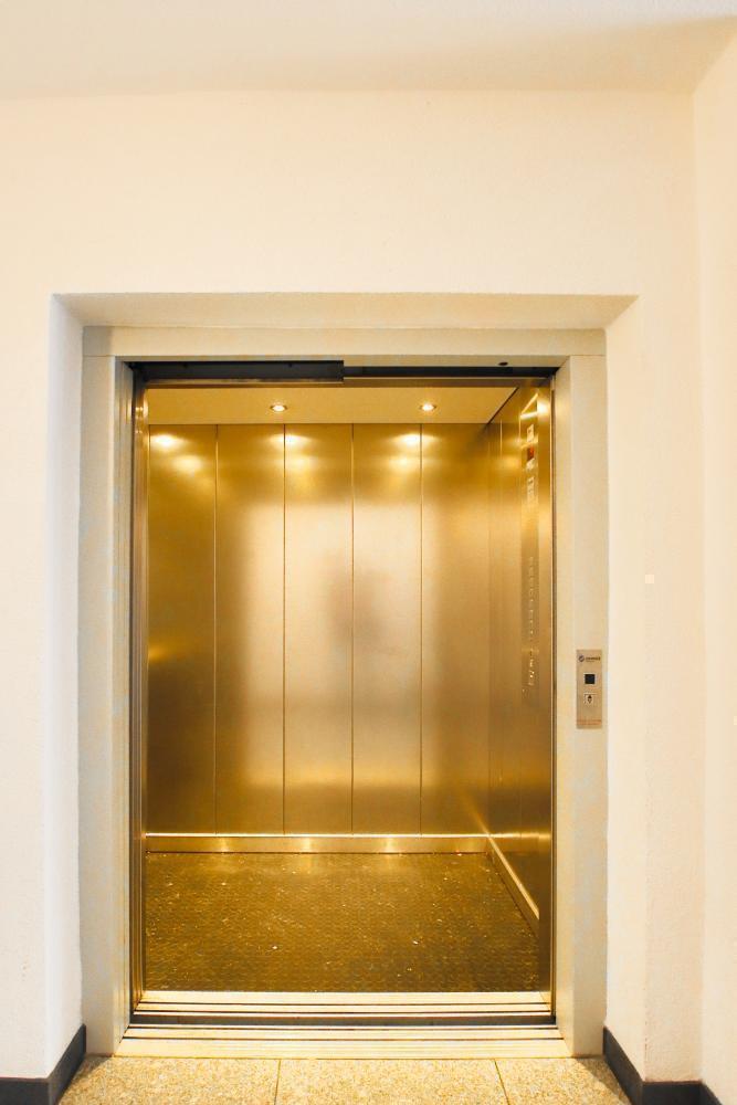 möblierte 2 ZKBB* 5.OG* Aufzug* el. Rolläden* EBK* TG* Westbalkon* Frankfurt-Am Rebstockpark