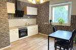 Zentral und schön renoviert: Helle 2-Zimmer-Wohnung + Essküche + Bad, etc., im 1. Stock!