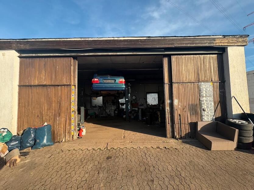 KFZ Werkstatt zu Vermieten ca. 90 qm 15qm Büro WC 5-Stellplätze zimmer