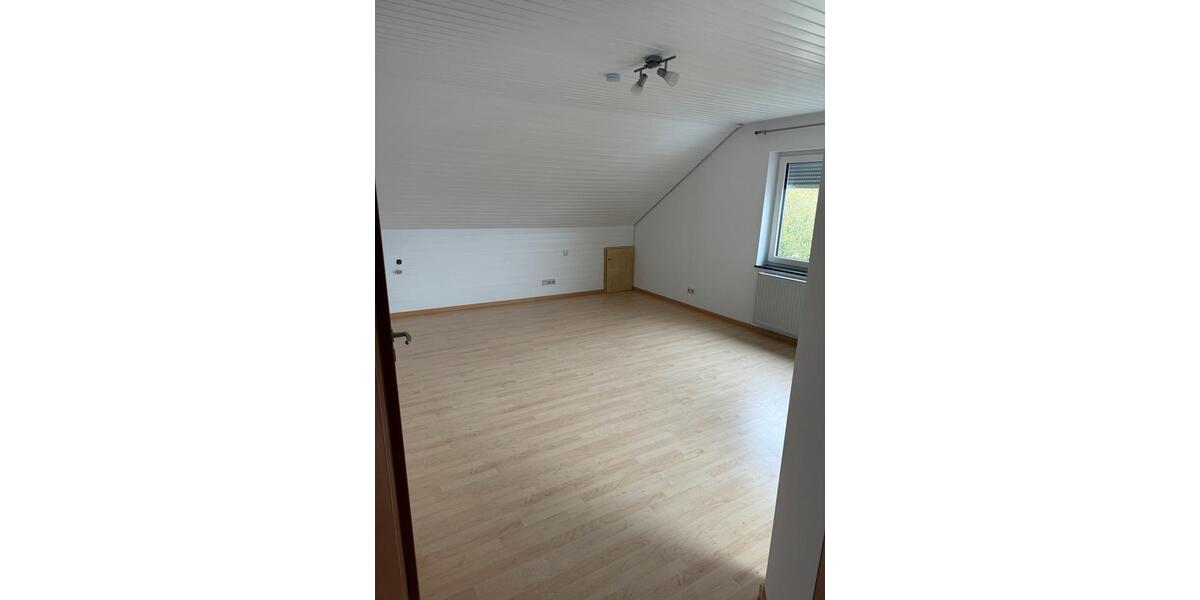 Dachgeschoßwohnung Rosengarten - 2.5 Zimmer, 72 m&sup2;, 600&euro; | Angebot:26613932