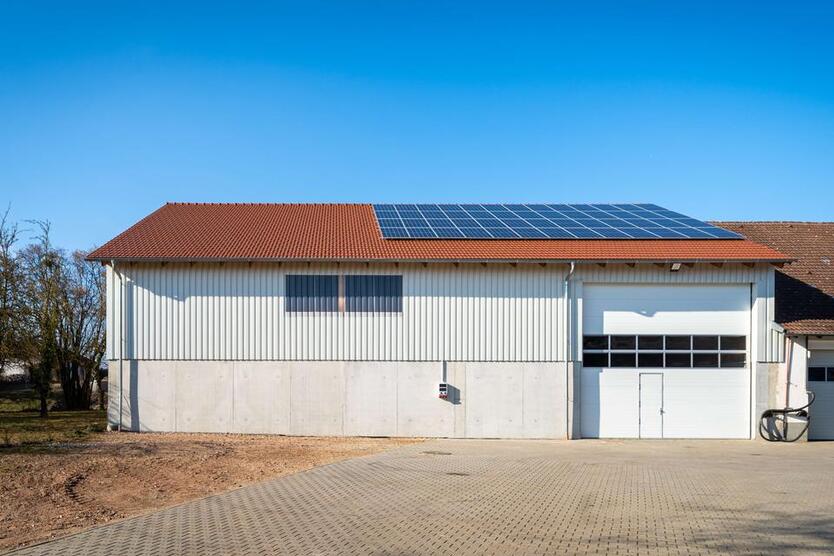 *Neuwertige Lagerhalle zwischen Straubing und Plattling*
