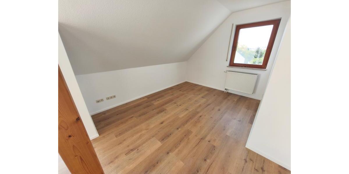 3 Zi. Wohnung im DG (1.OG) mit Balkon und Carport - Etagenwohnung Pommersfelden | Angebot:27230171