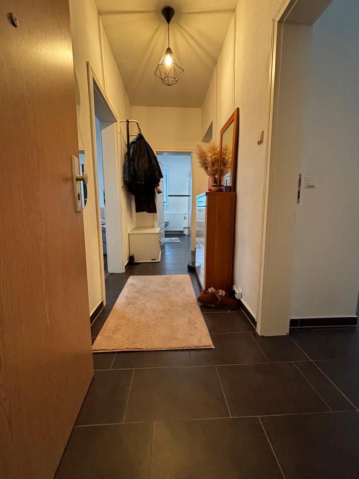 Helle 4-Zimmer-Wohnung (90m²) mit Einbauküche und Keller zimmer