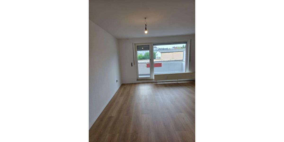 Renovierte 2,5 Zimer-Wohnung mit Aufzug, Balkonkraftwerk, Video-Sprechanlage, Garage (Warmmiete: 1.040 + 100 Garage) - Etagenwohnung Duisburg Meiderich | Angebot:27261102