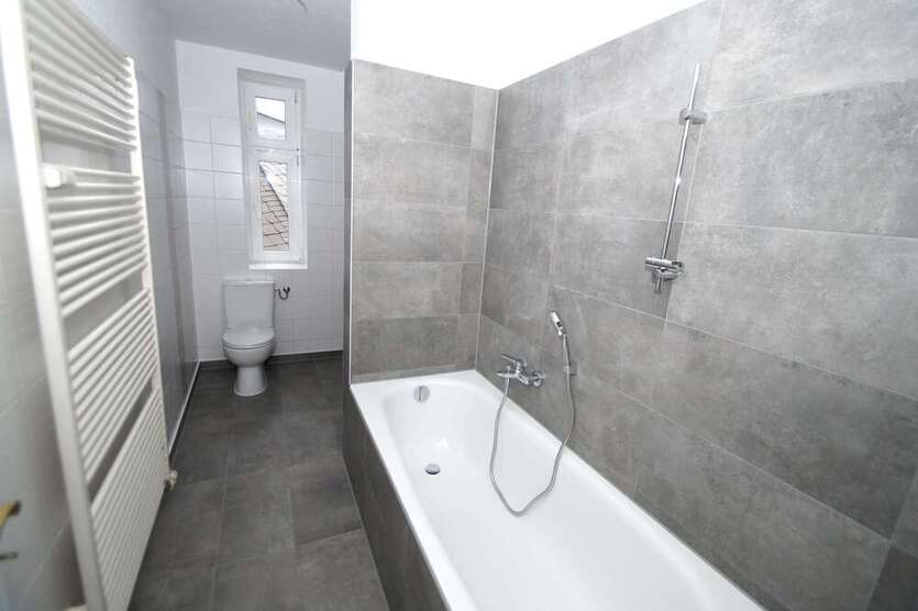 3-Zimmer-DG-Wohnung, Laminat, Badewanne