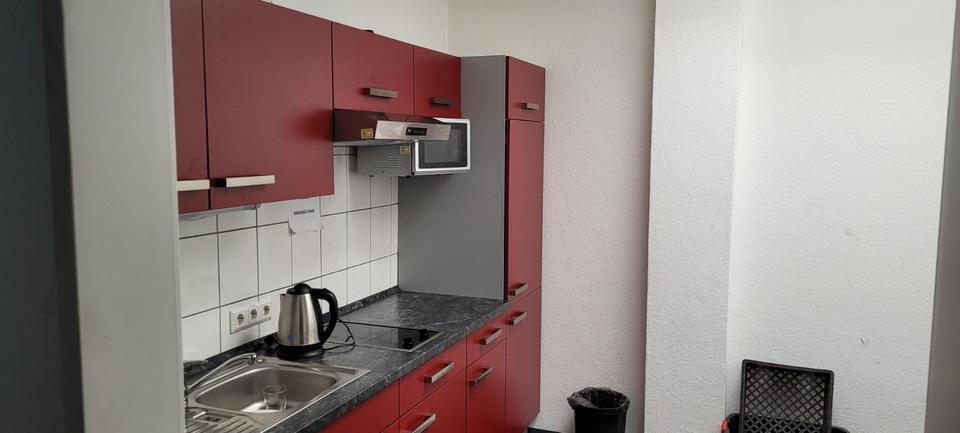 kleines Büro für Anfänger oder Homeoffiece geschädigt zimmer